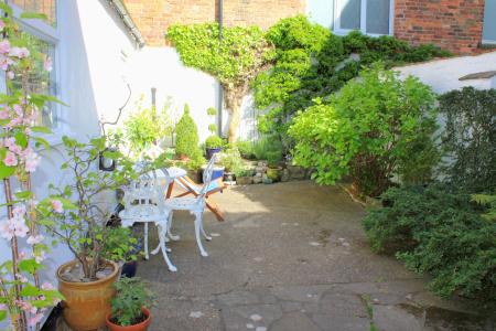 4 bedroom Semi-detached house for sale in Chapel Street, Caistor, LN7