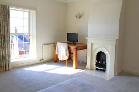 4 bedroom Semi-detached house for sale in Chapel Street, Caistor, LN7