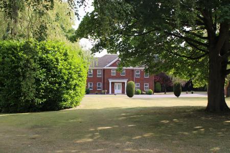 5 bedroom Detached house for sale in Kirton Road, Greetwell, DN20