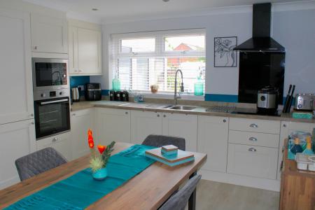 2 bedroom Detached bungalow for sale in South View, Broughton, DN20