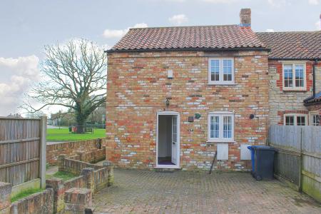 2 bedroom Terraced House for sale in The Green, Waddingham, DN21