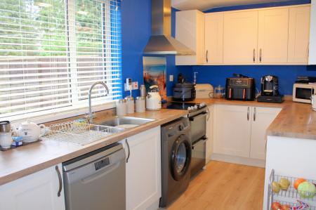 4 bedroom Semi-detached house for sale in Ash Grove, Brigg, DN20