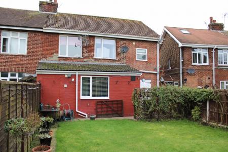 4 bedroom Semi-detached house for sale in Ash Grove, Brigg, DN20