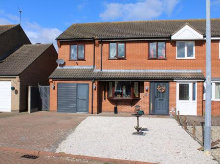 4 bedroom Semi-detached house for sale in Maple Close, Brigg, DN20