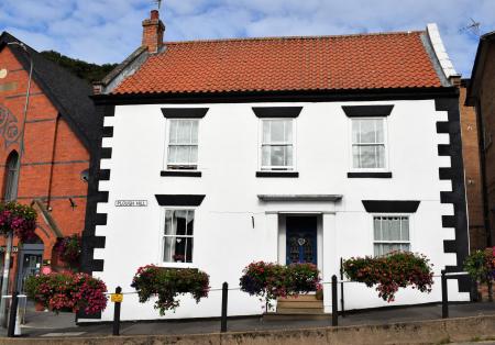 4 bedroom Detached house for sale in Plough Hill, Caistor, LN7