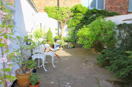 4 bedroom Semi-detached house for sale in Chapel Street, Caistor, LN7