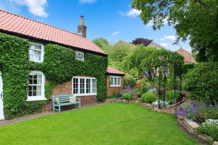 3 bedroom Detached house for sale in Mill Lane, Caistor, LN7