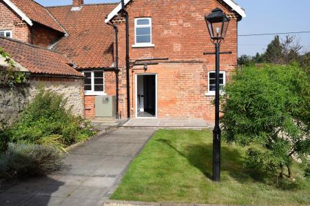 3 bedroom Semi-detached house to let in School Lane, Appleby, DN15