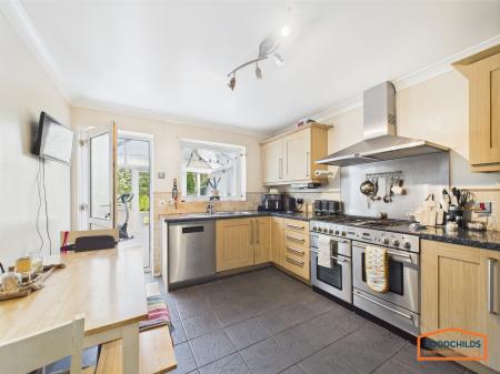 4 bedroom Detached house for sale in Fairburn Crescent, Pelsall, WS3