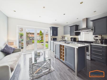 3 bedroom Semi-detached house for sale in Broad Lane South, Wolverhampton, WV11