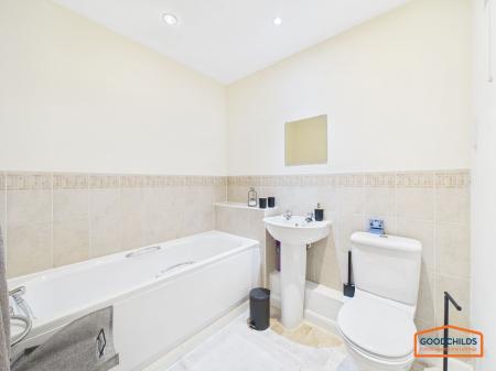 2 bedroom Flat for sale in Lapwing Close, Brownhills, WS8