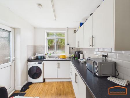 3 bedroom Semi-detached house to let in Oak Road, Pelsall, WS3