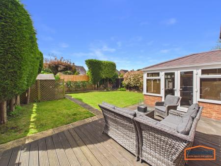4 bedroom Detached house for sale in Holmbridge Grove, Shelfield, WS4
