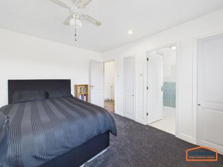 4 bedroom Detached house for sale in Holmbridge Grove, Shelfield, WS4