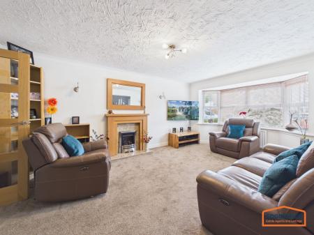 4 bedroom Detached house for sale in Holmbridge Grove, Shelfield, WS4