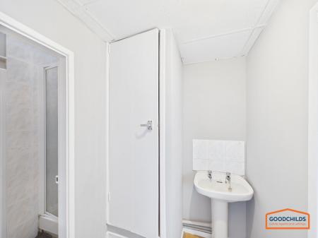 2 bedroom Flat to let in High Street, Brownhills, WS8