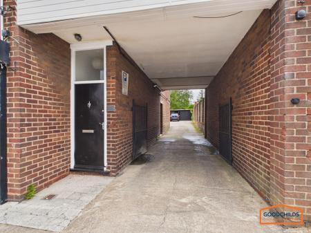 2 bedroom Flat to let in High Street, Brownhills, WS8