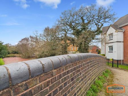 2 bedroom Flat to let in Lapwing Close, Brownhills, WS8