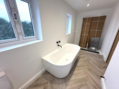 5 bedroom Detached house for sale in Burton Road, Midway, Swadlincote, DE11