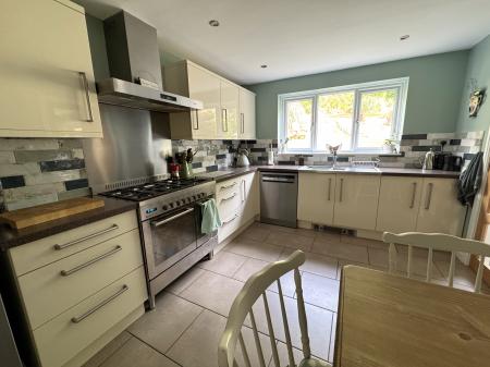 4 bedroom Detached house for sale in Derwent Road, Brizlincote Valley, Burton-on-Trent, DE15