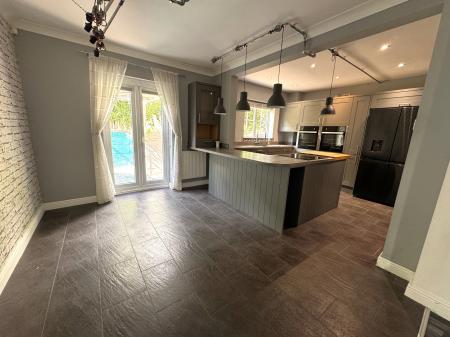 4 bedroom Detached house for sale in Derwent Road, Brizlincote Valley, Burton-on-Trent, DE15