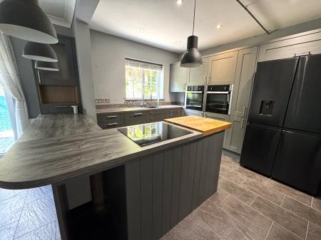 4 bedroom Detached house for sale in Derwent Road, Brizlincote Valley, Burton-on-Trent, DE15