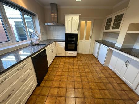 4 bedroom Detached house for sale in Farm Close, Burton-on-Trent, DE13