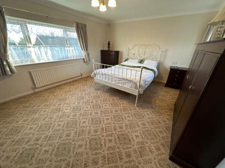 4 bedroom Detached house for sale in Farm Close, Burton-on-Trent, DE13