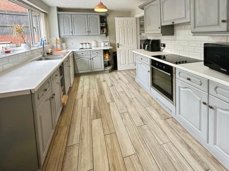 4 bedroom Detached house for sale in Kinver Road, Winshill, Burton-on-Trent, DE15