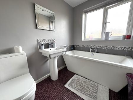 4 bedroom Detached house for sale in Queens Drive, Midway, Swadlincote, DE11