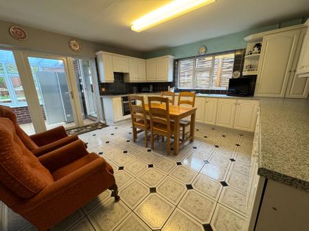 2 bedroom Bungalow for sale in Ladyfields, Midway, Swadlincote, Derbyshire, DE11