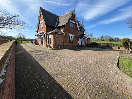 3 bedroom Detached house for sale in Tatenhill Common, Rangemore, Burton-on-Trent, DE13
