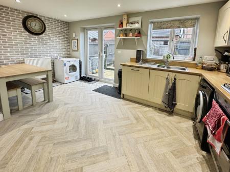 3 bedroom Town house for sale in Henley Grove, Swadlincote, Derbyshire, DE11