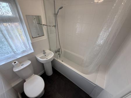 3 bedroom End of terrace house to let in Farm Close, Burton-On-Trent, DE13