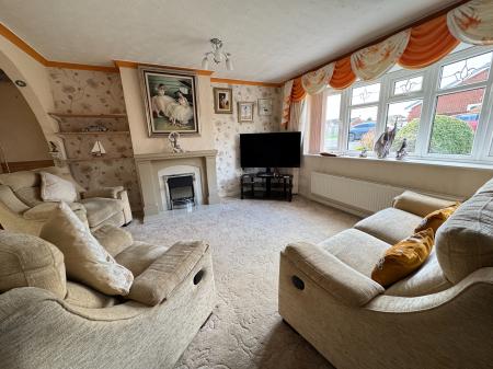 2 bedroom Detached bungalow for sale in Gatcombe Close, Stretton, Burton-on-Trent, DE13