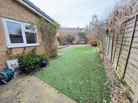 4 bedroom End of terrace house for sale in Acacia Avenue, Midway, Swadlincote, Derbyshire, DE11