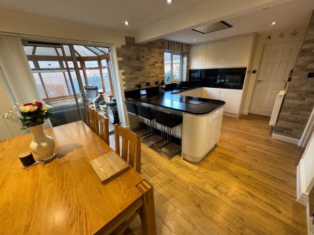 4 bedroom Detached house for sale in Cricketers Close, Stapenhill, Burton-on-Trent, DE15