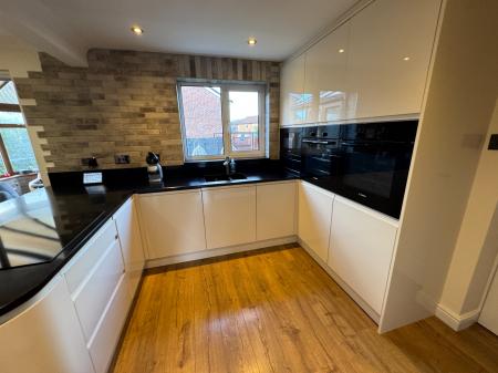 4 bedroom Detached house for sale in Cricketers Close, Stapenhill, Burton-on-Trent, DE15
