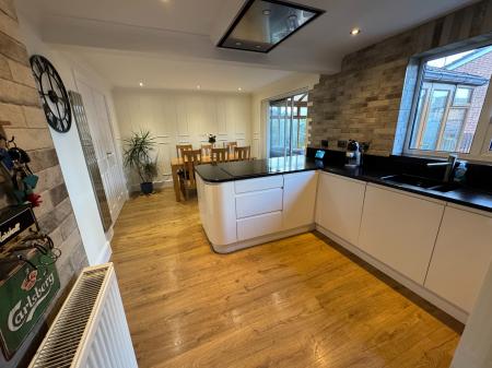 4 bedroom Detached house for sale in Cricketers Close, Stapenhill, Burton-on-Trent, DE15