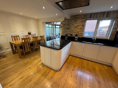 4 bedroom Detached house for sale in Cricketers Close, Stapenhill, Burton-on-Trent, DE15