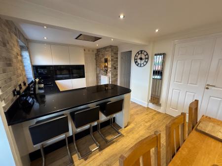 4 bedroom Detached house for sale in Cricketers Close, Stapenhill, Burton-on-Trent, DE15