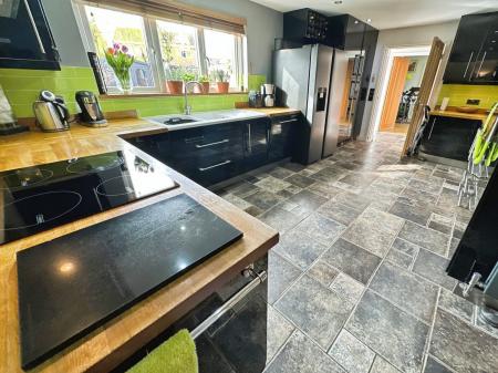 6 bedroom Detached house for sale in Hopwood Lane, Burton-on-Trent, DE14