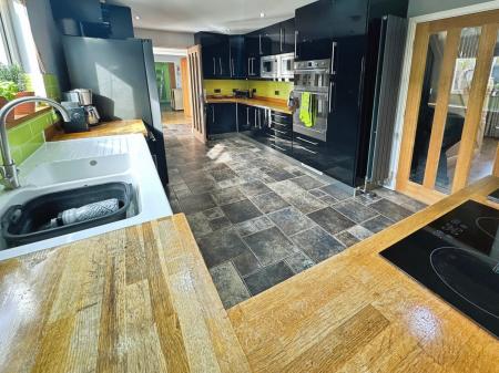 6 bedroom Detached house for sale in Hopwood Lane, Burton-on-Trent, DE14