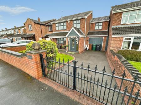 4 bedroom Detached house for sale in Cauldwell Road, Linton, Swadlincote, Derbyshire, DE12