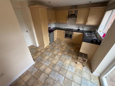 3 bedroom End of terrace house to let in Barker Round Way, Burton-On-Trent, DE14