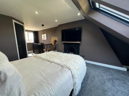 4 bedroom End of terrace house for sale in Main Street, Newhall, Swadlincote, Derbyshire, DE11
