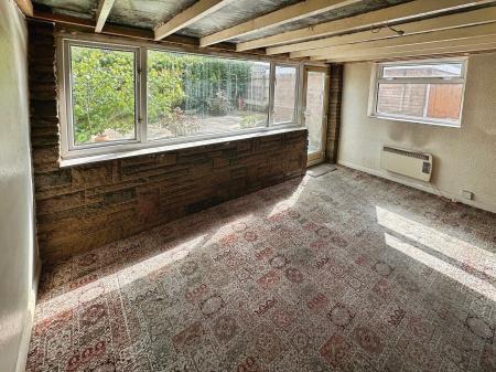 2 bedroom Semi-detached bungalow for sale in Henhurst Ridge, Burton-on-Trent, DE13