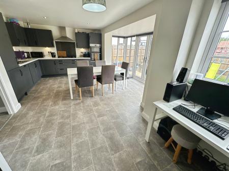 4 bedroom Detached house for sale in Holt Lane, Drakelow, Burton-on-Trent, DE15
