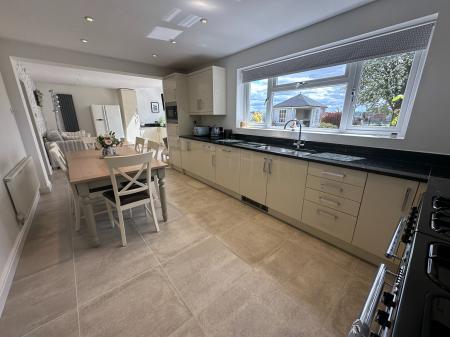 4 bedroom Detached house for sale in Bitham Lane, Stretton, Burton-on-Trent, DE13