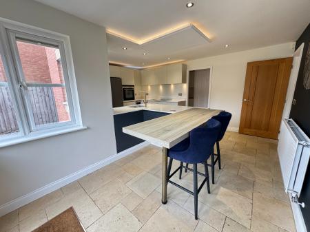 5 bedroom Detached house for sale in Forest Edge Way, Burton-on-Trent, DE13